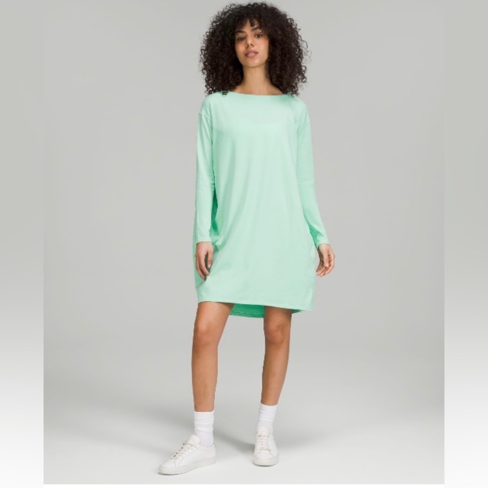 Back in action size 6 dress in wild mint.
EUC.